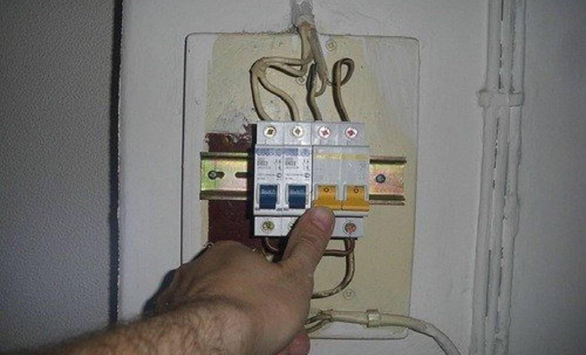 Как отключить электричество в квартире в щитке