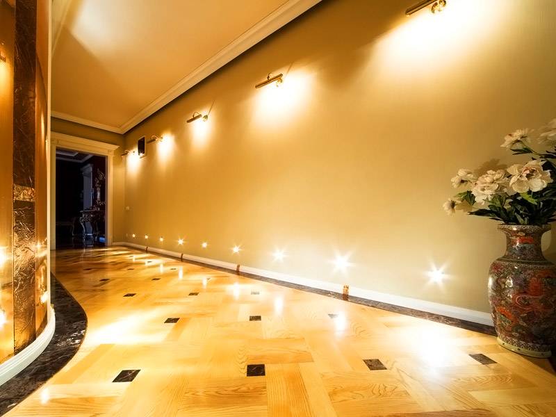 Подсветка пола в квартире: советы по организации, что выбрать для коридора