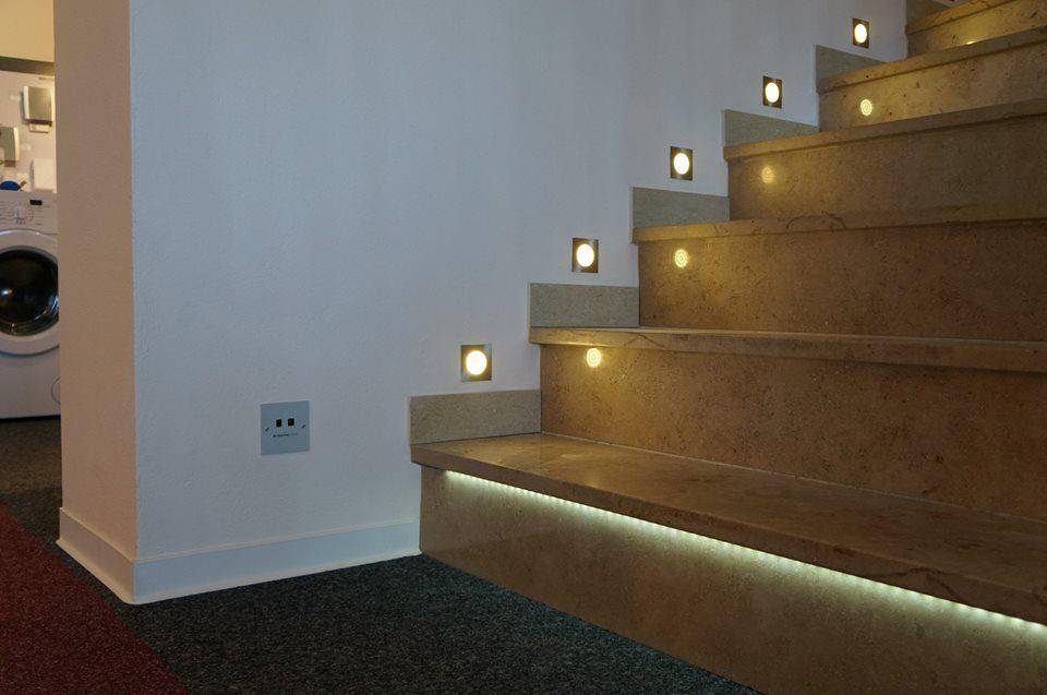Выбираем встраиваемые в стену светильники для подсветки лестниц