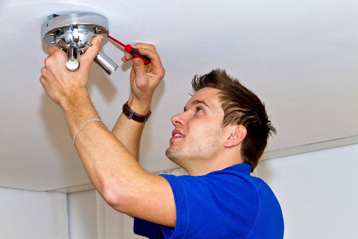 Как поменять лампочку в подвесном потолке в споте: видеоинструкция