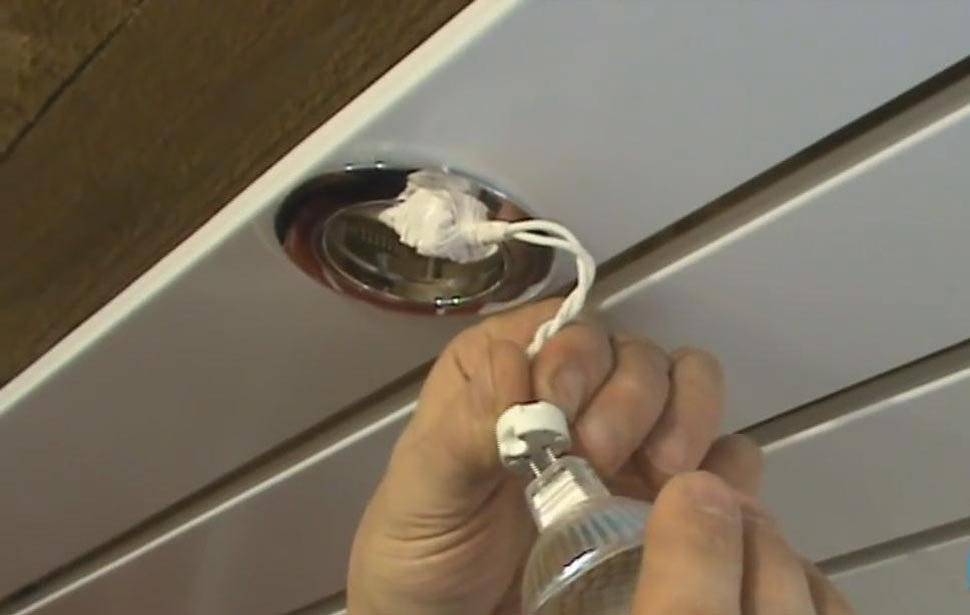 Как установить точечные светильники в потолок из панелей пвх