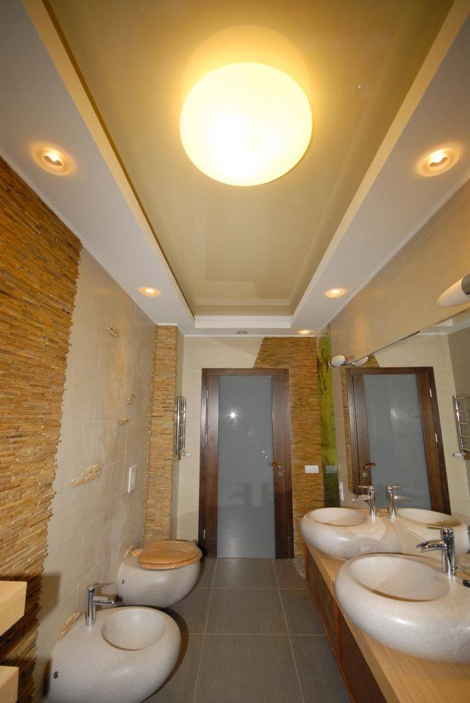 Освещение в ванной комнате с натяжным потолком: примеры и фото