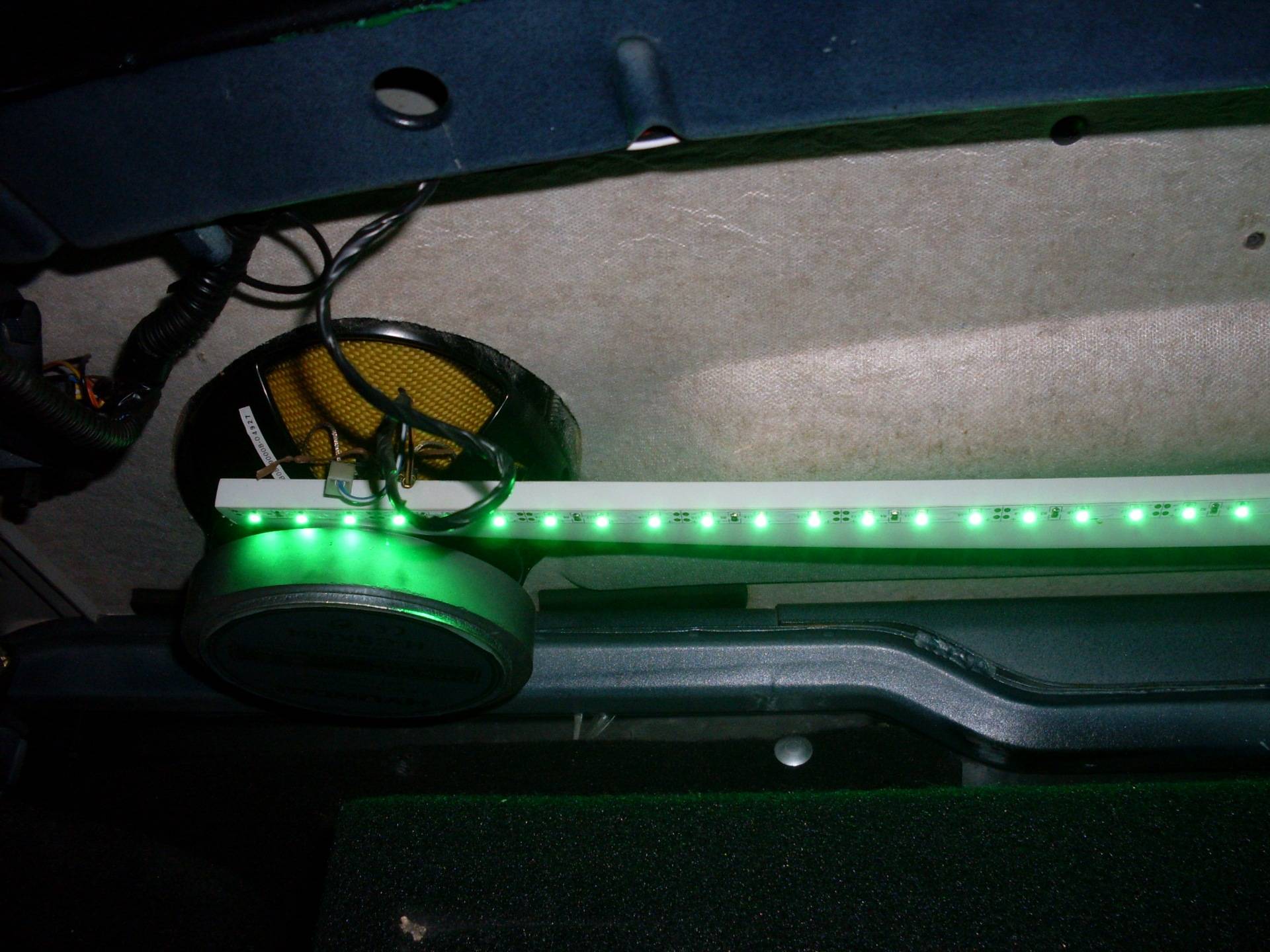Как установить светодиодную ленту в багажник автомобиля для подсветки