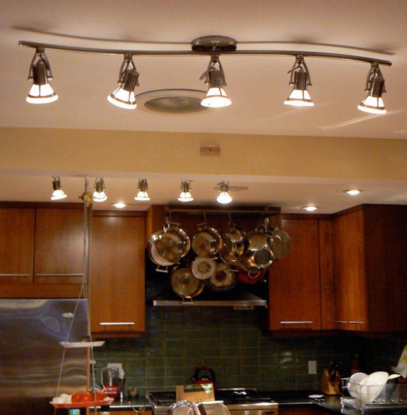 Какой выбрать на кухню светильник: советы