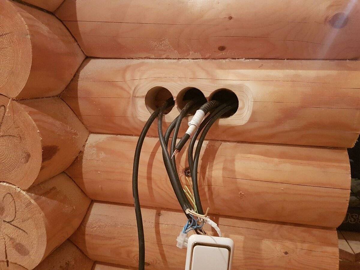 Как провести электропроводку в деревянном доме своими руками: внутренняя разводка согласно пуэ, правила прокладки кабеля по деревянным конструкциям, подробные схемы
