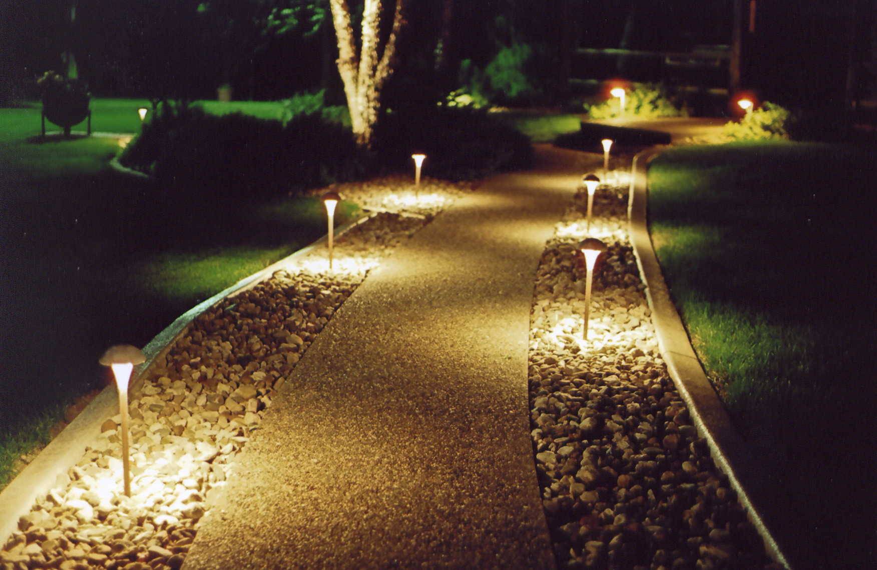 Как сделать самостоятельно светильники для садовых дорожек: варианты освещения