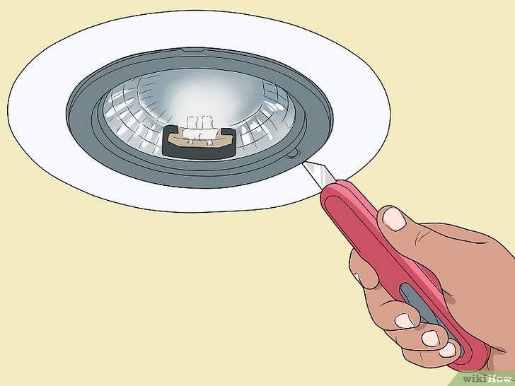 Как поменять (выкрутить) лампочку в точечном светильнике