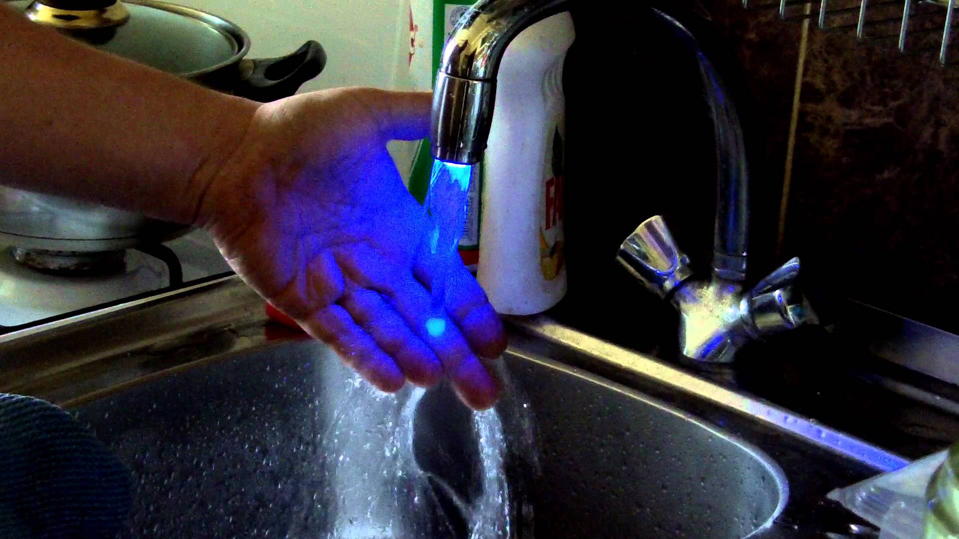 Включи воду на 30. Кран с подсветкой воды. Подсветка для воды из крана. Насадка на кран с подсветкой. Подсветка воды в кране своими руками.