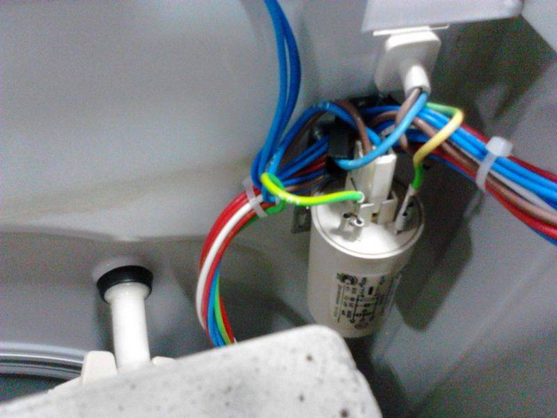 Почему выбивает автомат в щитке при включении стиральной машины, водонагревателя, света, плиты, при перегорании лампочки