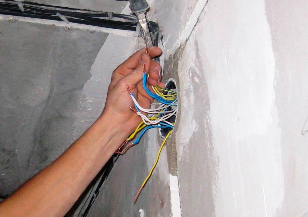 Как найти проводку в стене: с профессиональным оборудованием и подручными средствами