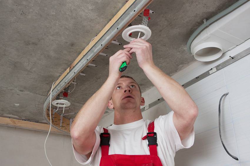 Как самостоятельно установить и подключить точечные светильники на натяжном потолке