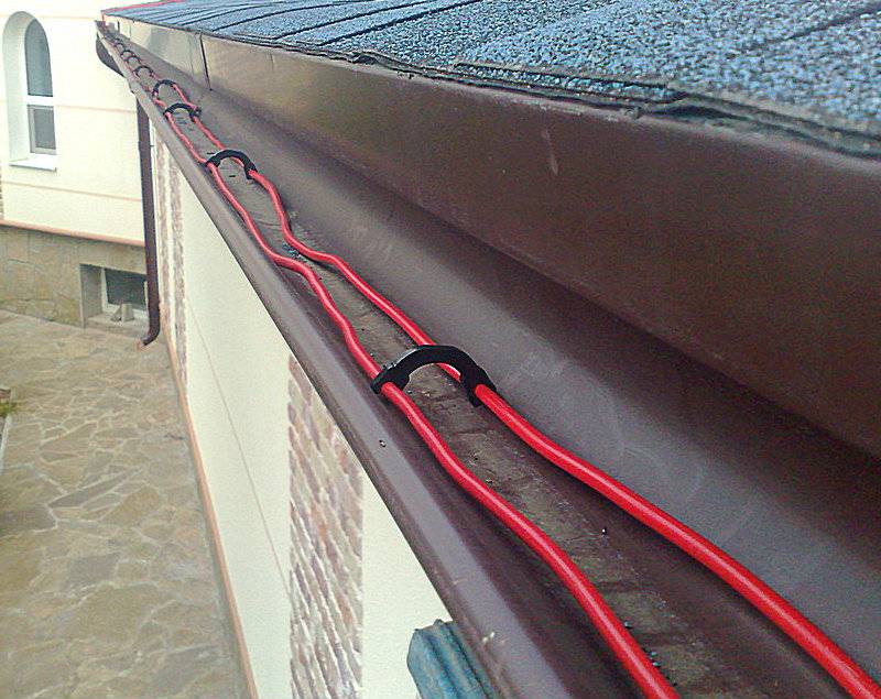 Расчет длины и монтаж резистивного и саморегулирующегося кабеля для обогрева кровли, водостоков и желобов