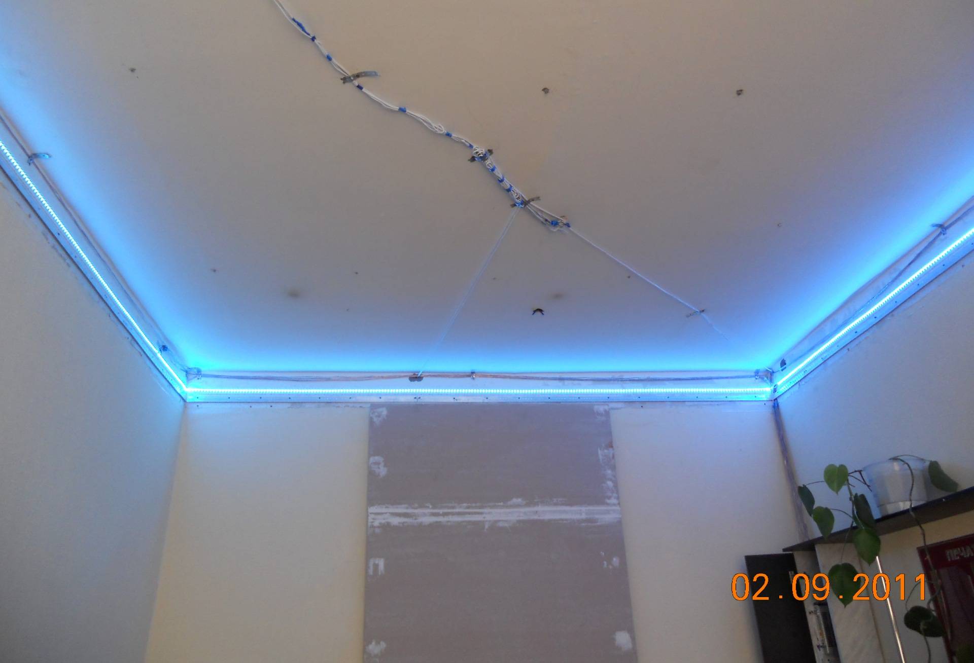 Как сделать натяжной потолок со светодиодной подсветкой - инструкция по монтажу своими руками