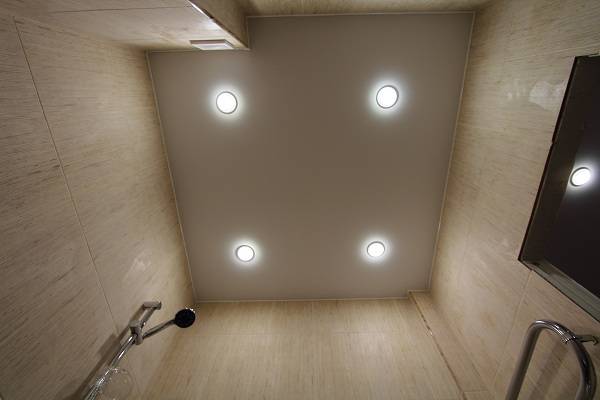 Какое количество точечных светильников нужно на квадратный метр комнаты