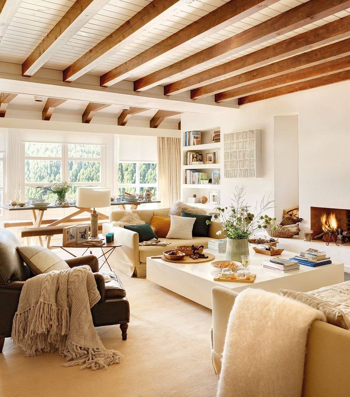 Потолок с балками в деревянном доме в интерьере: как обыграть чтобы казался выше, дизайн фото