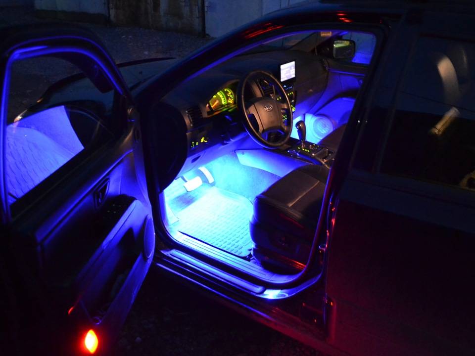 Как сделать свет в машине. как организовать подсветку ручек дверей и ног в автомобиле своими руками