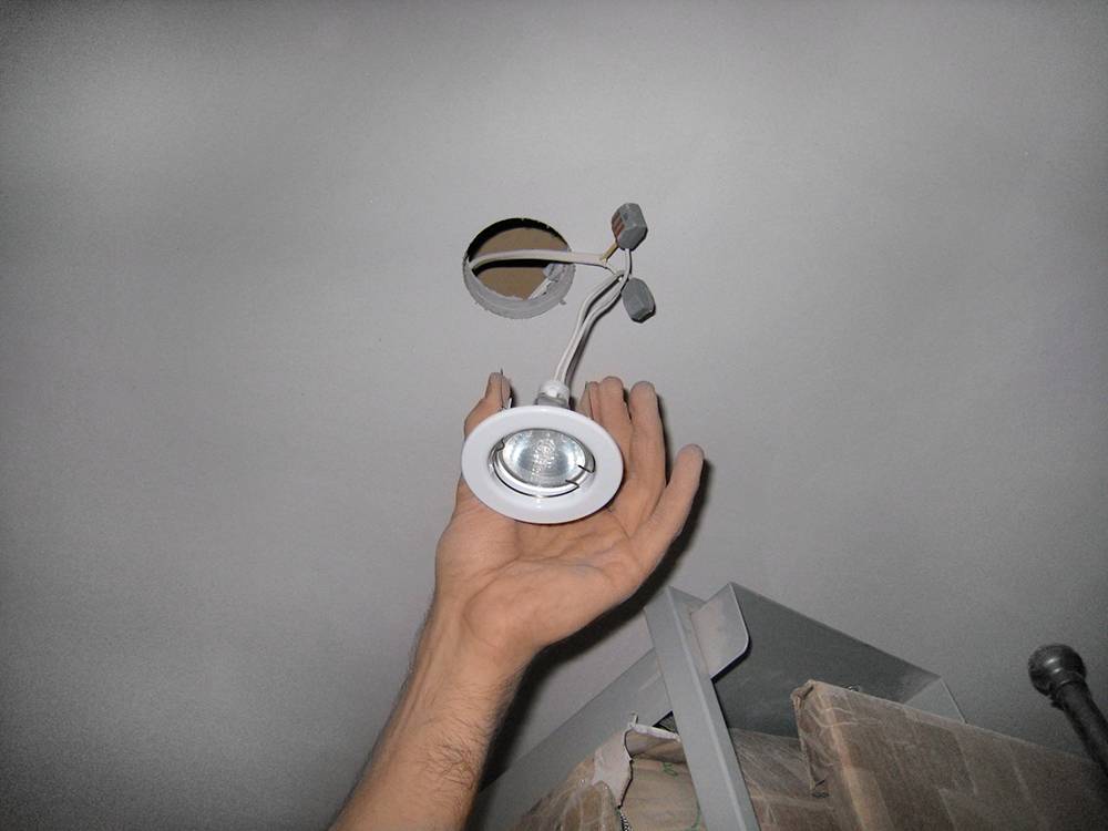 Установка точечных светильников в натяжной потолок - инструкция по монтажу