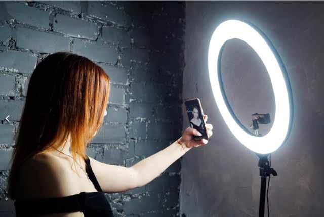Кольцевая лампа для макияжа: зачем нужна визажисту и как ее выбрать? - pro.bhub.com.ua