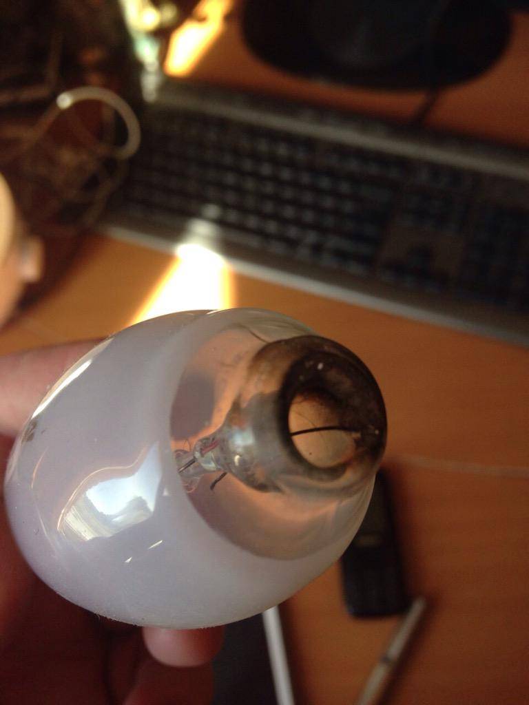Взрываются лампочки в люстре при включении и не только: причины – ремонт своими руками на m-stone.ru