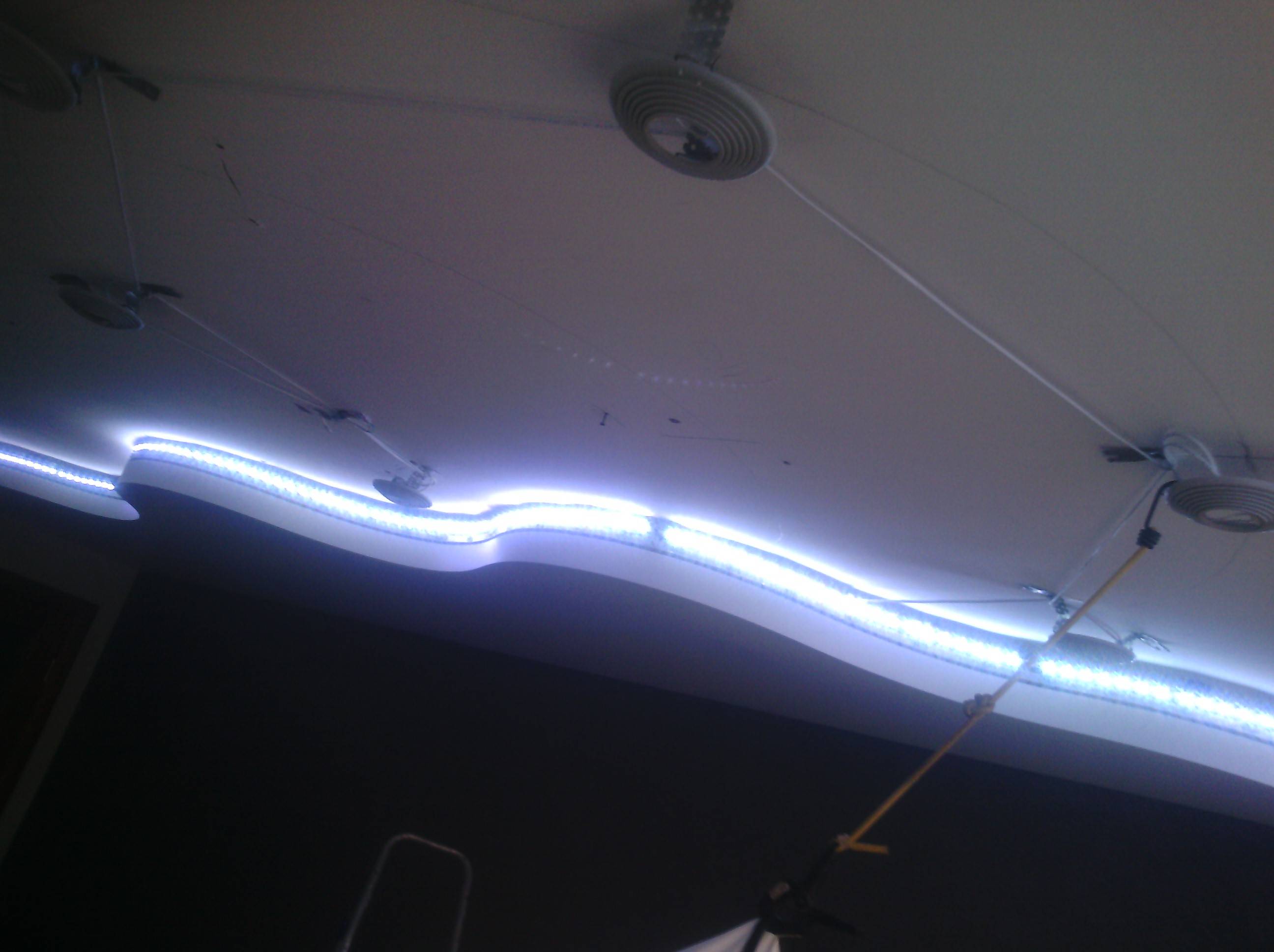 Как сделать подсветку натяжного потолка светодиодной лентой
