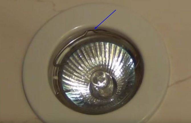 Замена ламп в потолочных светильниках