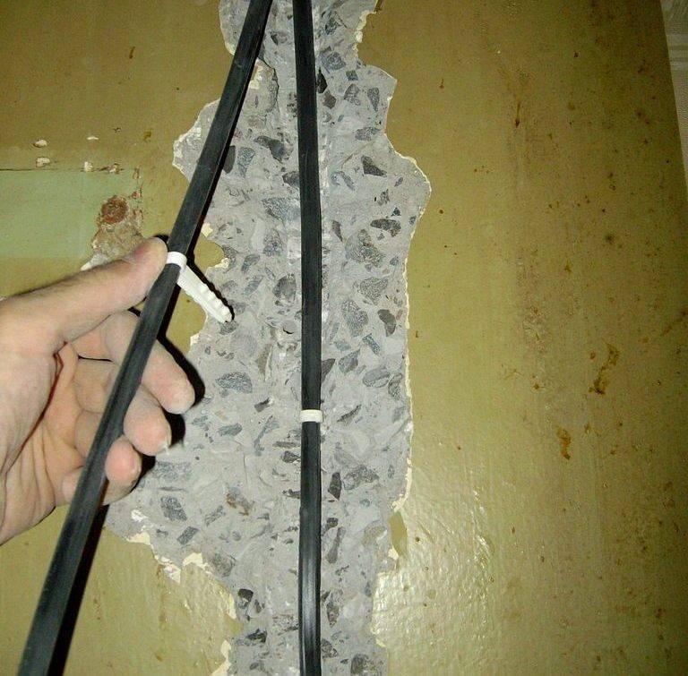 Крепление кабеля к стене: провода скобами к потолку, крепеж электропроводки закрепить без сверления под штукатурку, кабельное