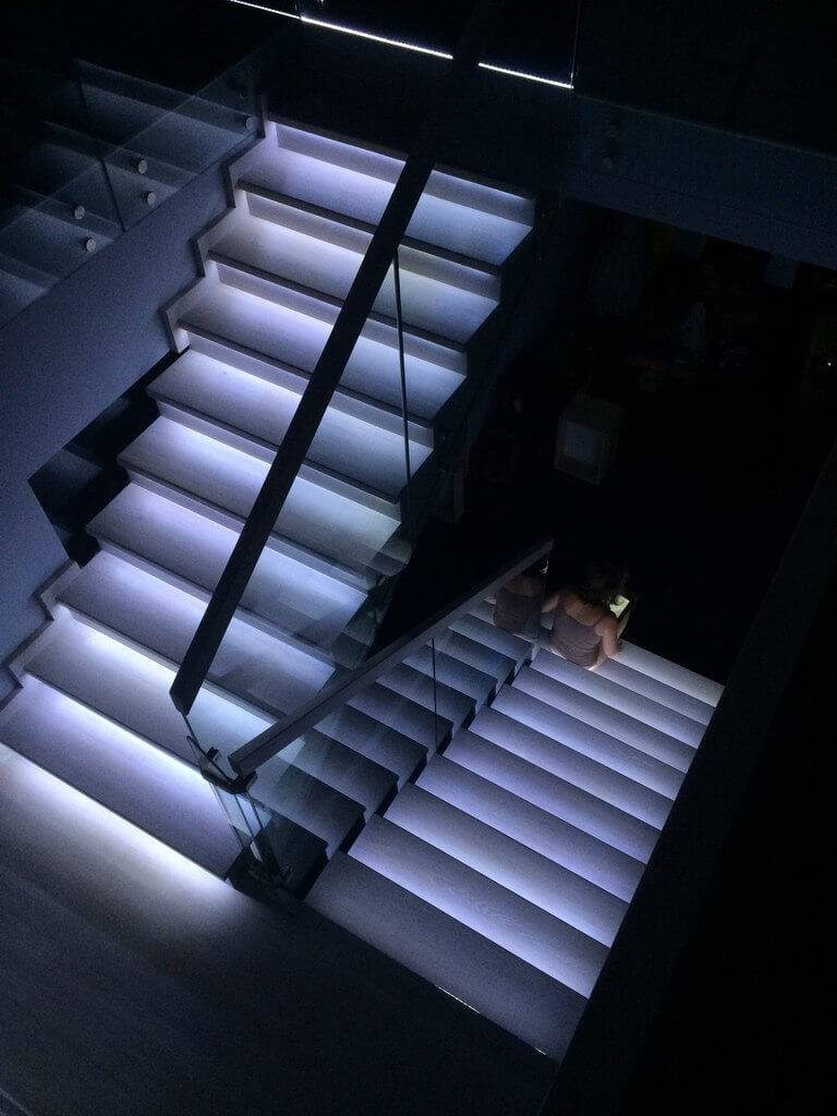 Подсветка лестницы: типы, способы и возможности.