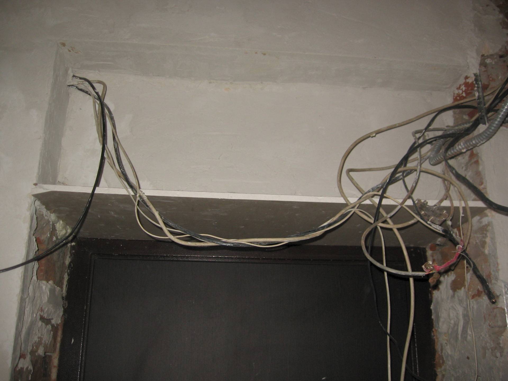 Прокладка кабеля без гофры — 6 причин почему нельзя. на потолке, в стене, под штукатурку.