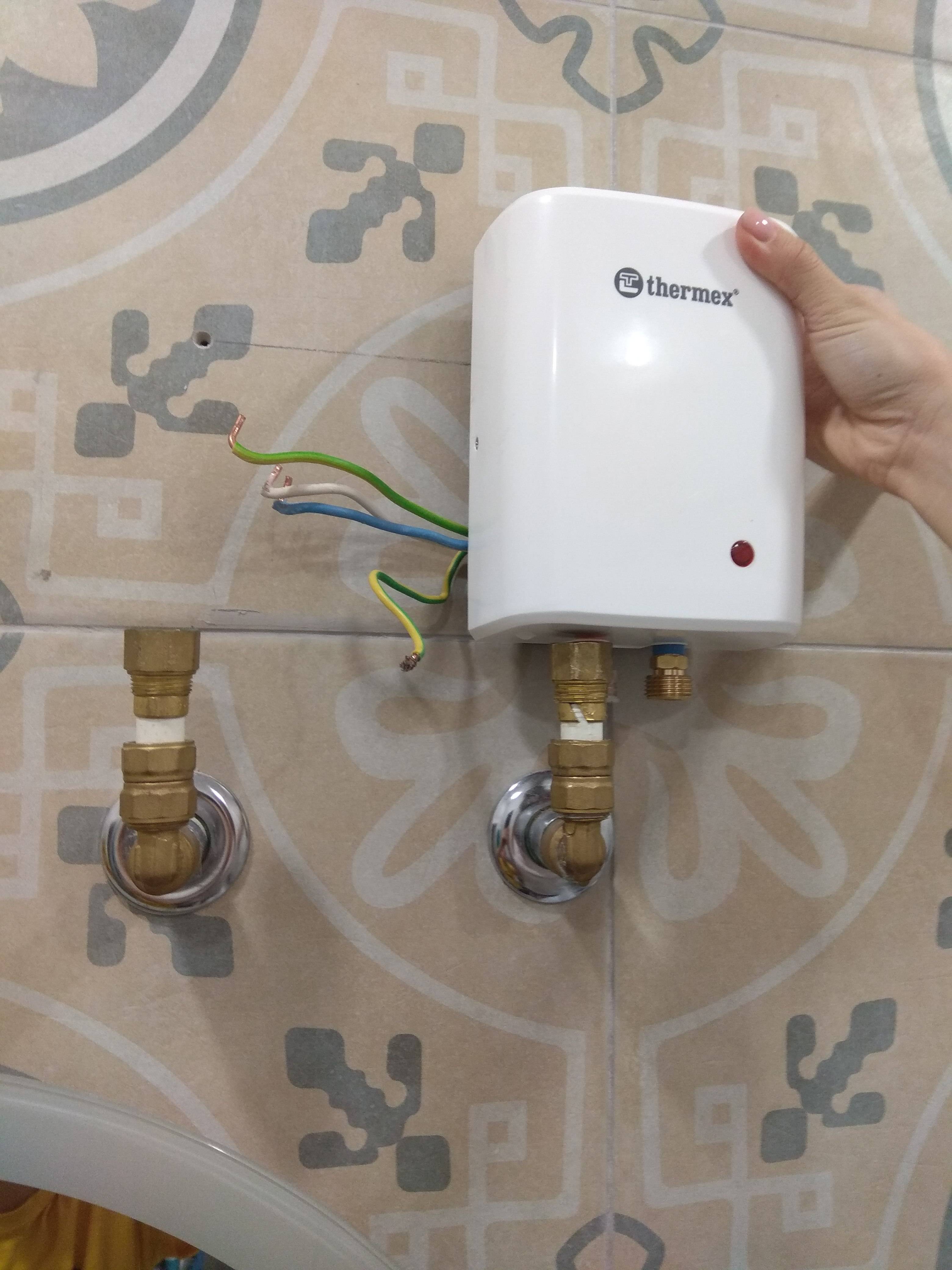 Как установить и подключить электрический и газовый проточный водонагреватель в квартире и на даче