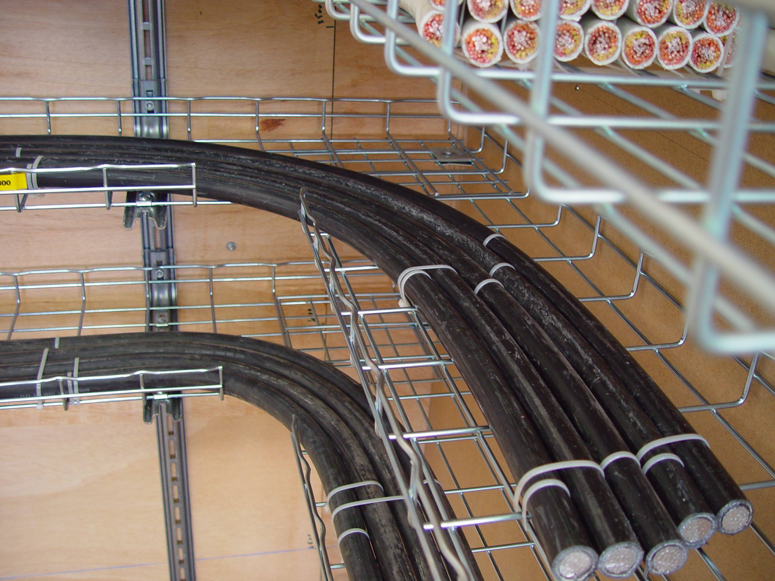 Прокладка кабеля по воздуху — принципиальные отличия от подземных коммуникаций и технология монтажа