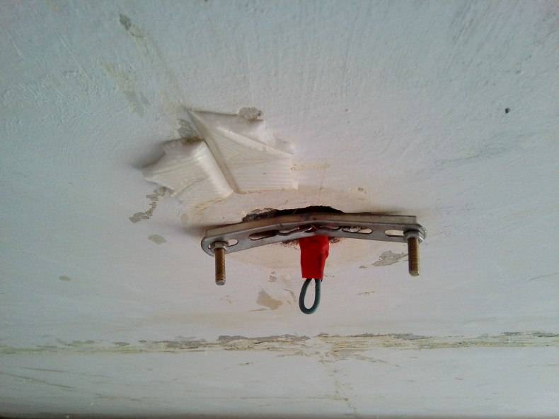 Как снять люстру с натяжного потолка: поменять плафон самому, как заменить на натяжном потолке, видео