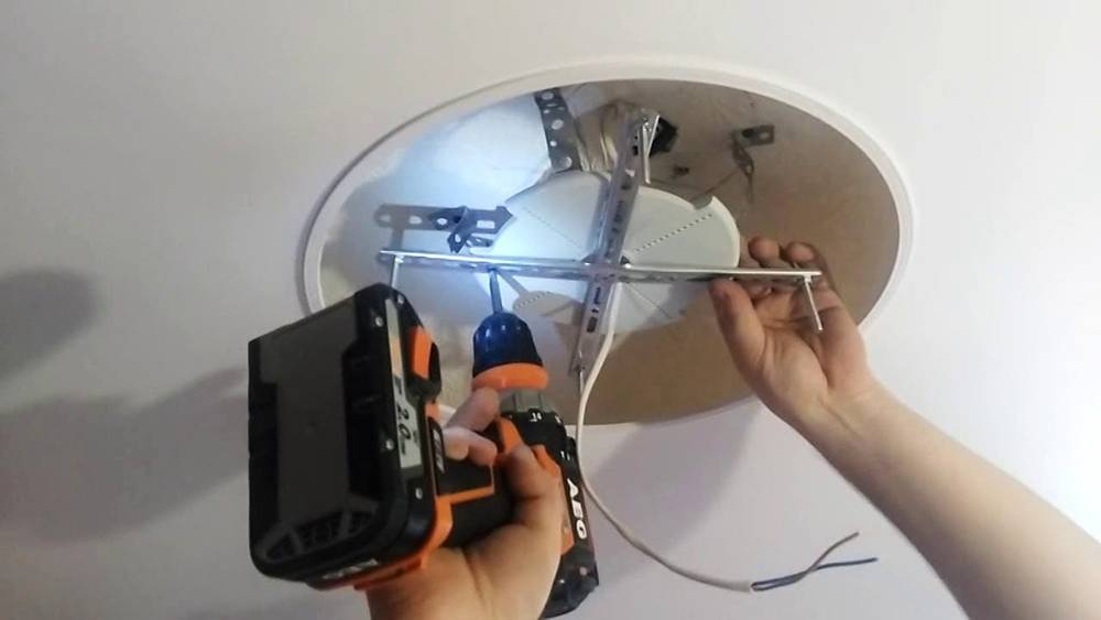 Как снять точечный светильник с натяжного потолка