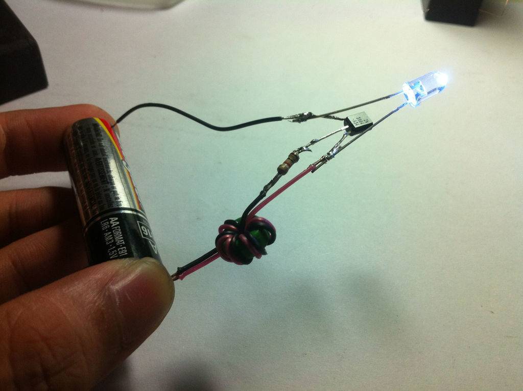 Самодельный фонарик из светодиодной ленты и сдохшей батареи шуруповерта