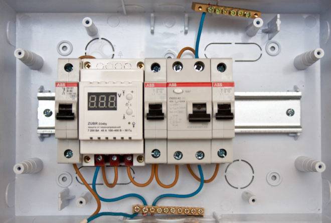 Как выбрать стабилизатор напряжения для дома и дачи, 220 и 12 вольт, какой лучше - elektrikexpert.ru