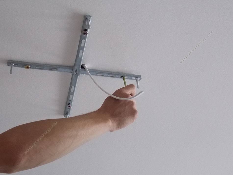 Как повесить люстру на гипсокартонный потолок – обзор способов крепежа