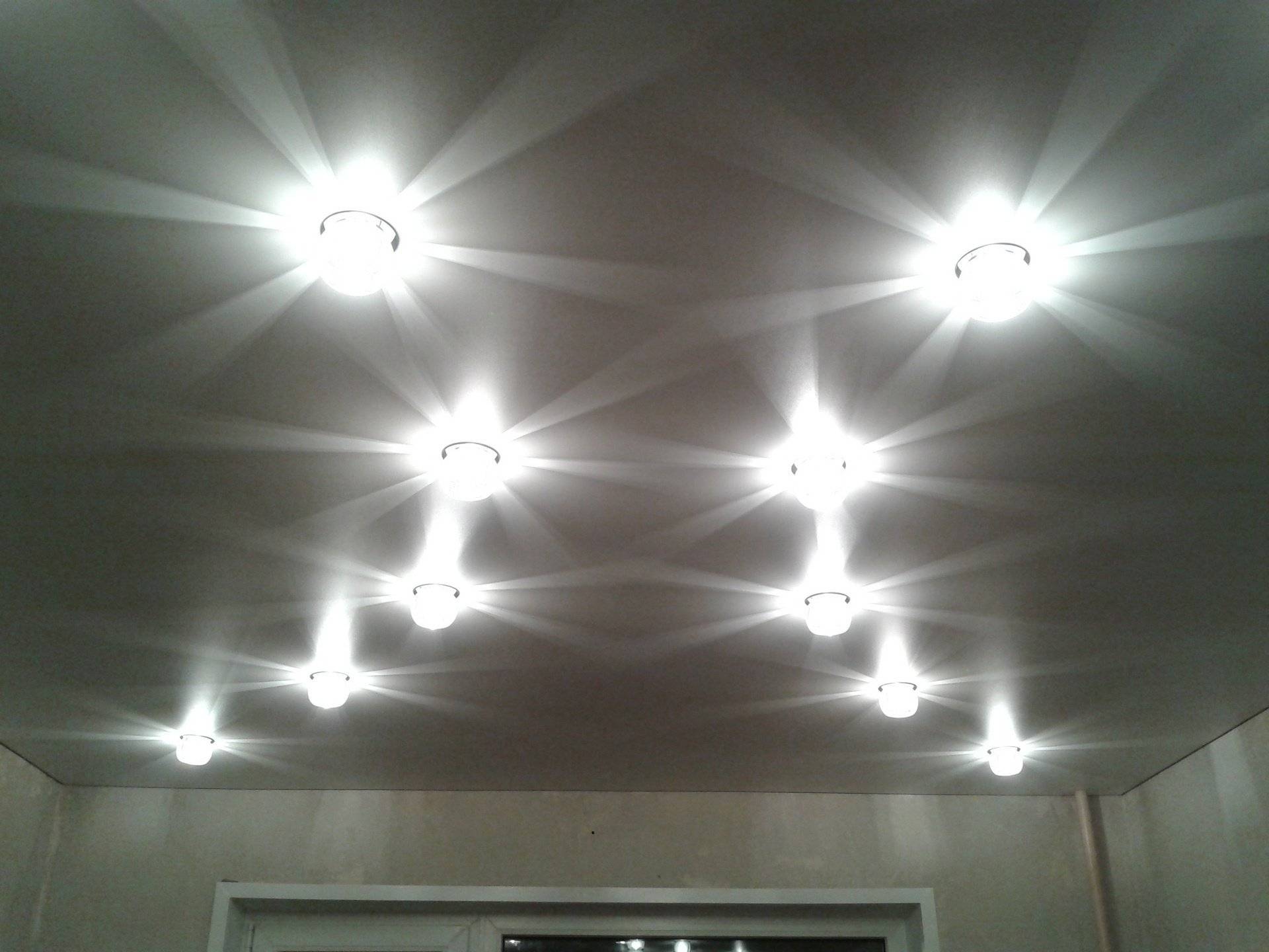 Расположение светильников на натяжном потолке: схемы и примеры (150+ фото)