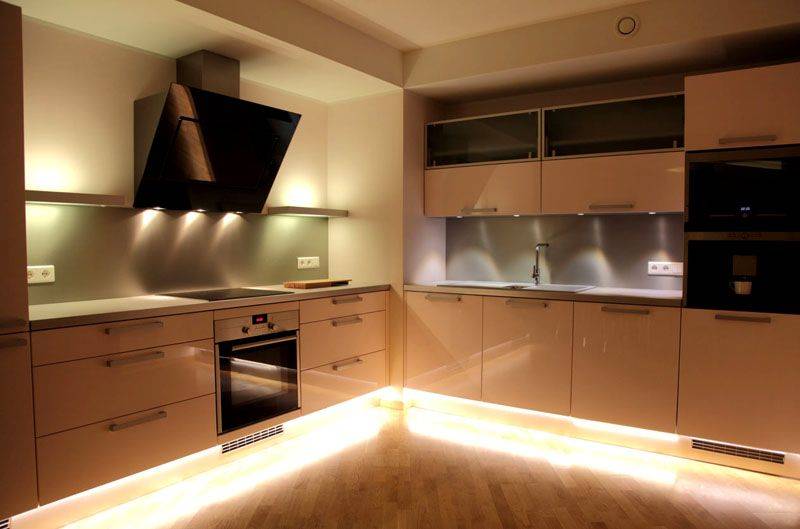 Подсветка для кухни под шкафы: светодиодная, сенсорная, на батарейках