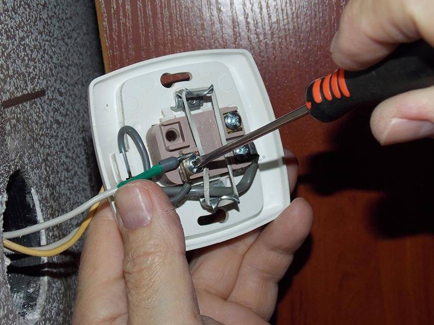 Как поменять выключатель света в квартире пошагово своими руками: с одной клавишей или двумя кнопками, схемы и инструменты для замены самостоятельно