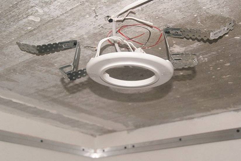 Инструкция: как повесить люстру на натяжной потолок
