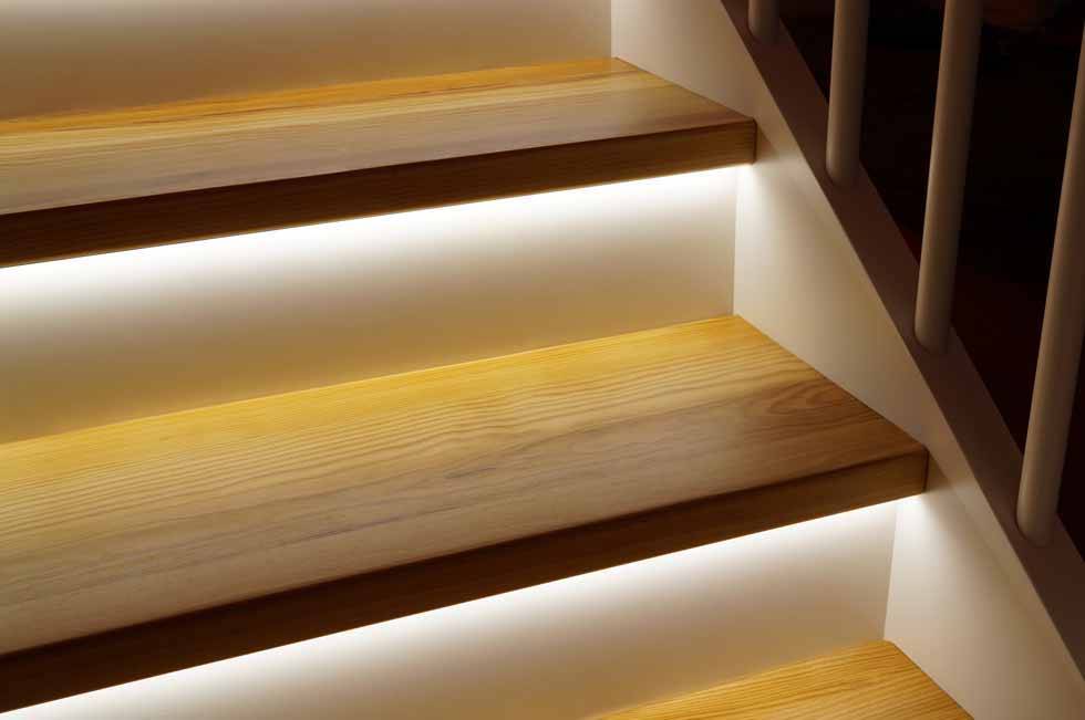 Как сделать подсветку лестницы на второй этаж — обзор вариантов и характеристик