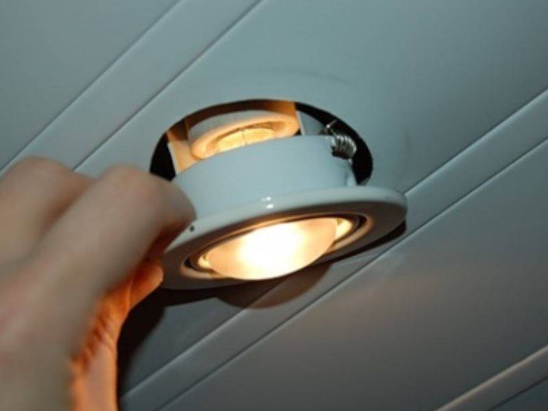 Как вытащить светодиодную лампочку из точечного светильника