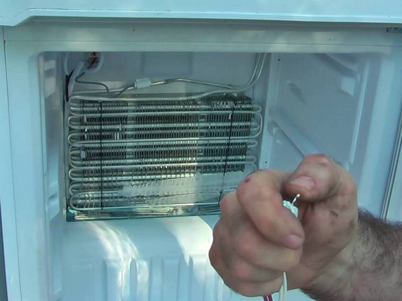 Холодная вода в холодильнике. Холодильник Индезит ноу Фрост морозилка. Холодильник Индезит двухкамерный ноу Фрост. Не морозит морозильная камера Индезит. Испаритель холодильной камеры Whirlpool.