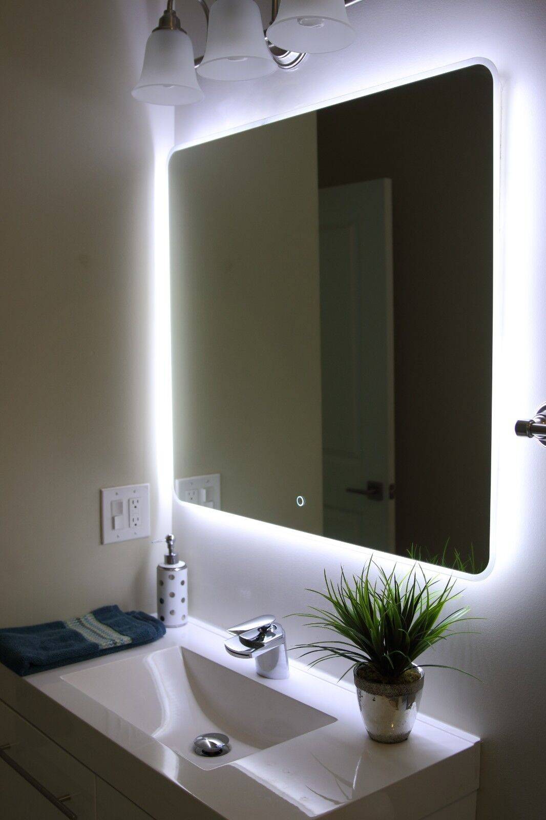 Как выполнить подключение зеркала с подсветкой в ванной