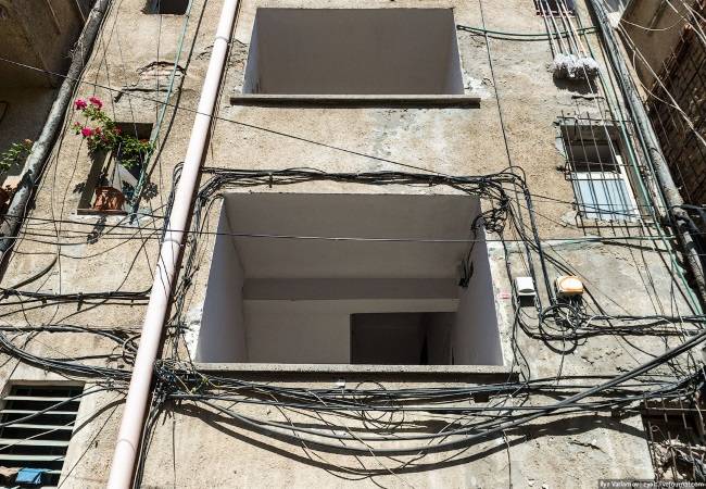 Прокладка кабеля по фасаду здания: электромонтажные работы любой сложности