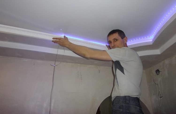 Светодиодная лента под натяжным потолком: как правильно крепится