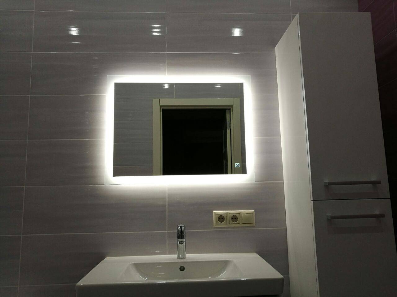 Зеркало с подсветкой своими руками: варианты, как сделать освещение диодной лентой вокруг зеркала в ванной