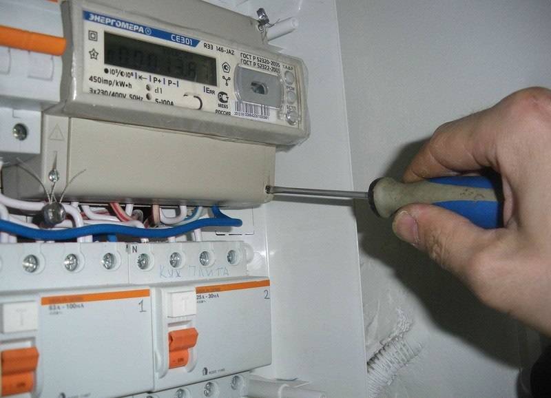 Кто должен менять электросчетчик в квартире собственника: закон и правила замены