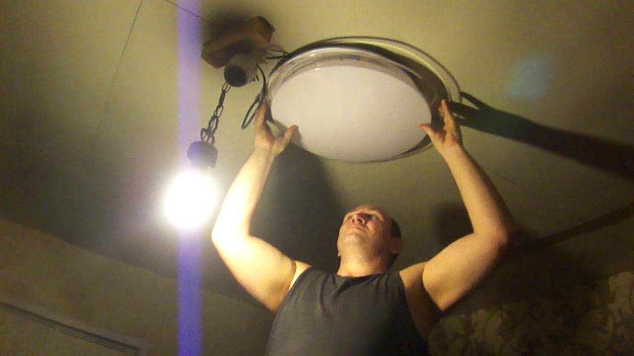 Как правильно снять встроенный точечный светильник с натяжного потолка и поменять лампочку
