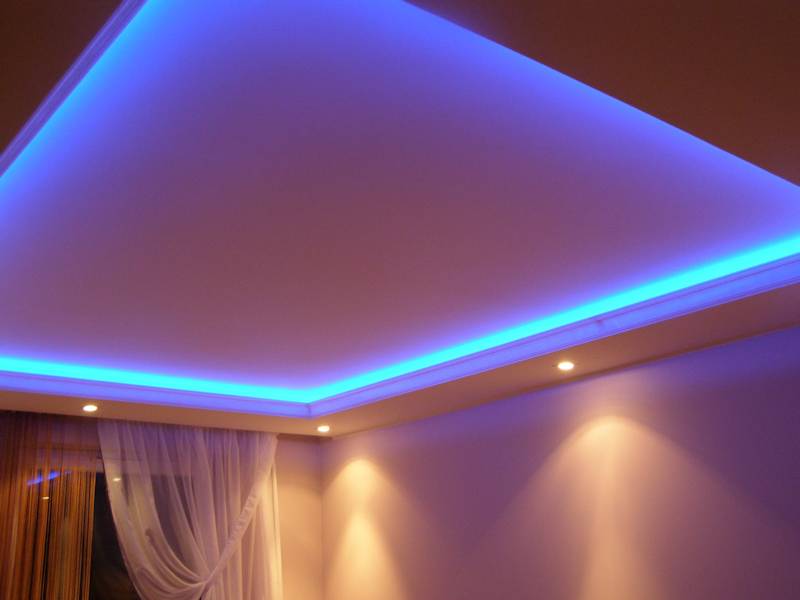 Эффектное освещение комнат светодиодной лентой на потолке