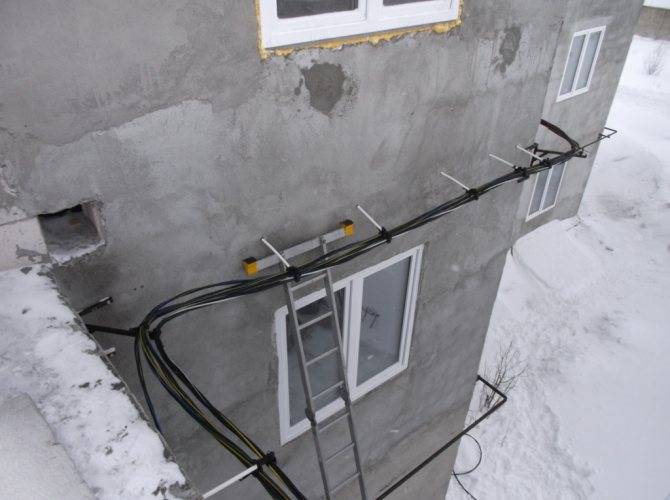 Как правильно проложить кабеля по наружным стенам здания